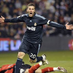 JIU YOU游戏下载平台-狼队主帅埃斯帕尼奥赛后赞扬全队表现，球员士气高涨，狼队埃弗顿比分预测