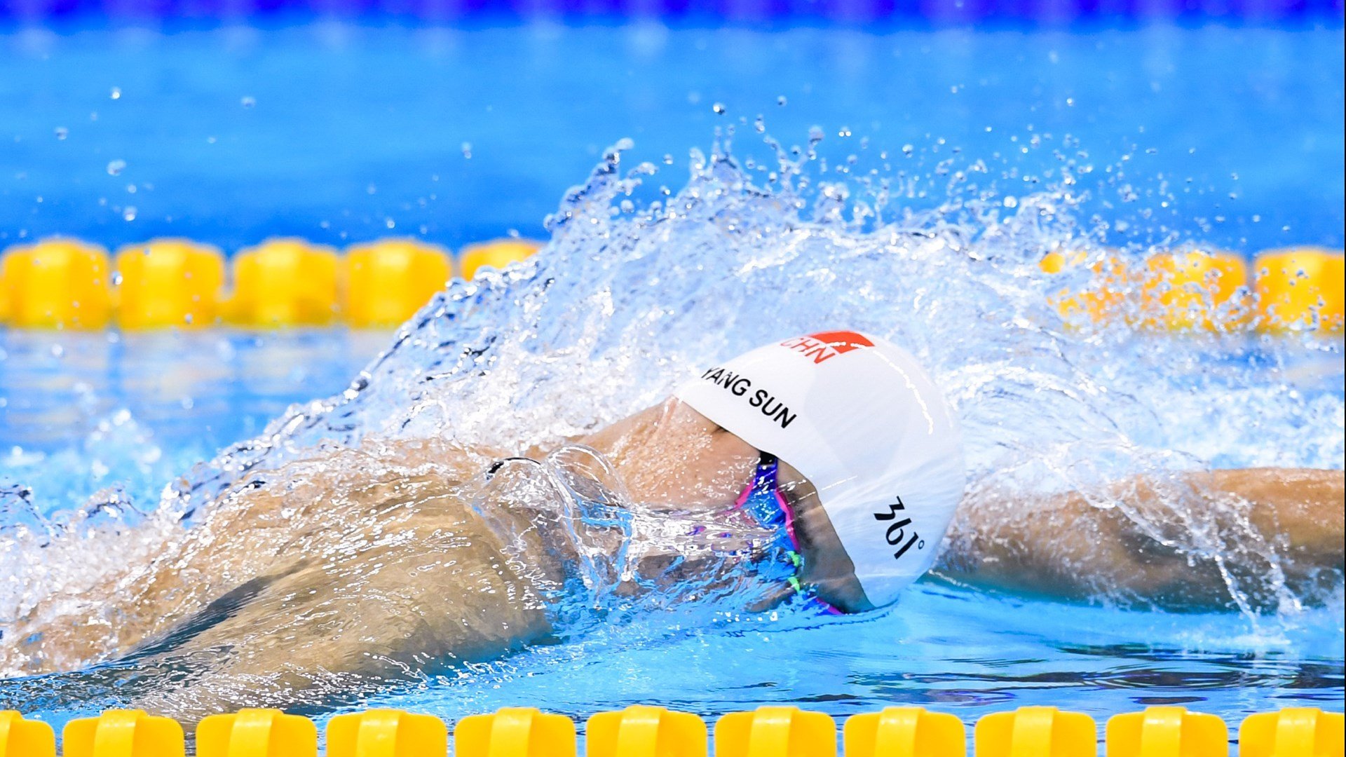 摩纳哥中后卫传中稳准，在攻防中有所贡献，摩纳哥右后卫